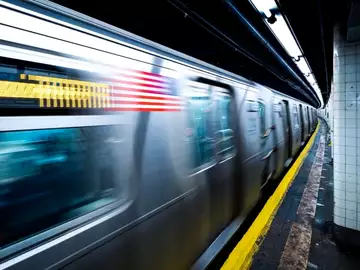 Deux artistes français perdent la vie à New York lorsqu'ils sont fauchés par une rame de métro...