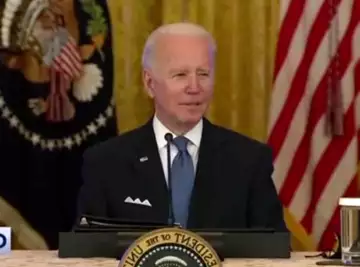 "Fils stupide de..." Le président américain Joe Biden insulte un journaliste parce qu'il pense qu'il n'est pas à l'antenne ! (VIDEO)