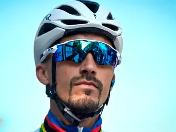 "Il ne pouvait plus bouger ni respirer" : l'ancien maillot jaune du Tour de France, Julian Alaphilippe, échappe de peu à la mort après une violente chute !