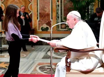 "Caresser un enfant" : l'incroyable tweet du pape François qui a mis le feu à Twitter !