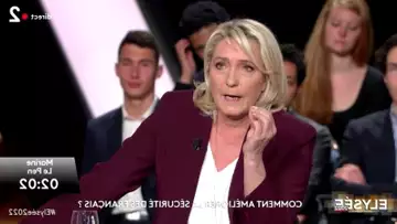 "Je suis avocate, ne me cherchez pas..." Marine Le Pen dénigre Julian Bugier en direct !
