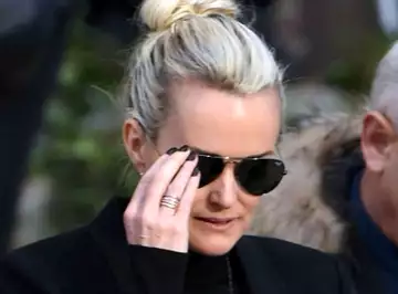 Laeticia Hallyday, une fois de plus atomisée et ridiculisée par Eddy Mitchell, répond de manière... d'une manière très particulière !