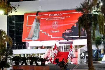Festival de Cannes : moment de solitude pour un présentateur sur le tapis rouge avec une Miss France