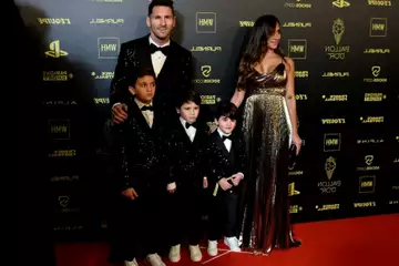 Lionel Messi élu Ballon d'Or pour la septième fois : la star du PSG est éclipsée par le décolleté incroyable et discret de sa femme Antonela Roccuzzo !