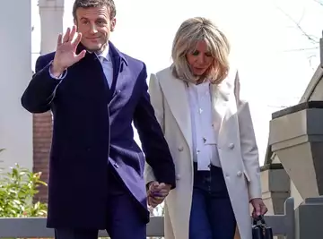 Présidentielles 2022 : Brigitte Macron ultra-chic en manteau blanc et jean brut : son joli look pour aller voter