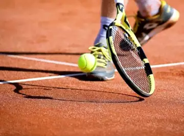Après la gifle de Will Smith, un joueur de tennis français pète les plombs et assomme son adversaire sur le terrain.