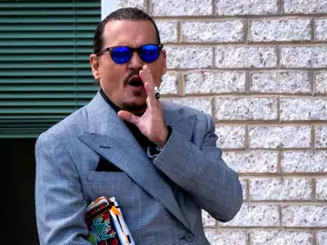 "Ce bébé est le tien !" Le procès de Johnny Depp est perturbé par un grand moment de WTF !