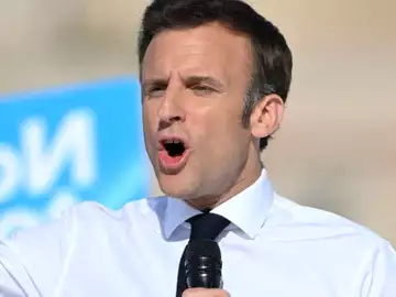 Emmanuel Macron interrompu dans C à Vous : Anne-Elisabeth utilise tous les moyens pour interrompre le discours du président ...