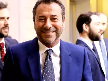 "Pique-assiette" : Bernard Montiel (TPMP) est violemment attaqué et raillé pour sa présence à l'investiture d'Emmanuel Macron