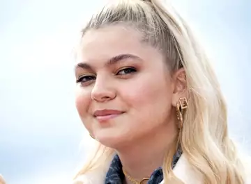 Soutien-gorge visible pour Louane à Los Angeles : pour Coachella, elle a osé !