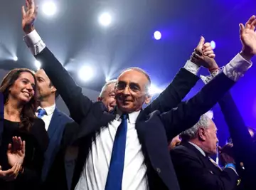 Eric Zemmour : sa compagne Sarah Knafo l'encadre et le corrige pendant une réunion.