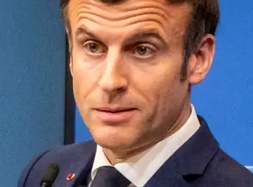 Emmanuel Macron en roue libre totale : Le président demande à Eric Zemmour, "candidat malentendant", après les "assassins de Macron", de "s'équiper d'appareils auditifs" !