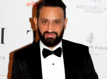 Cyril Hanouna menace les deux invités de "TPMP" de les virer en direct car il est agacé par leur comportement.