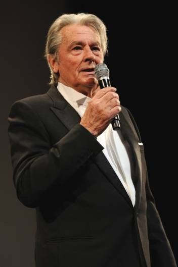 Alain Delon, Alec Baldwin, Shannen Doherty... Ces stars souffrent d'une maladie mortelle