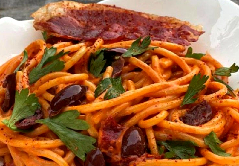 Julie Andrieu : Sa recette de spaghetti à la crème de piquillo et au jambon basque croustillant va vous surprendre !