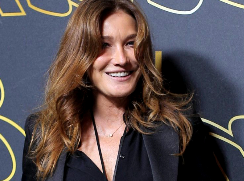 Carla Bruni rend hommage à Johnny Hallyday sur Instagram : la chanteuse crie à Laeticia Hallyday, mais une autre personne lui répond !