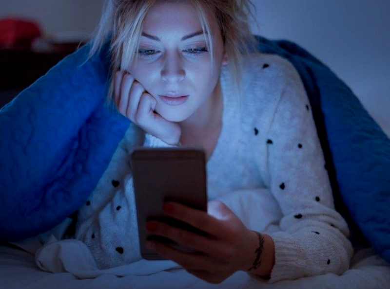 Couple : Ces signes astrologiques regardent probablement votre téléphone quand vous avez le dos tourné....