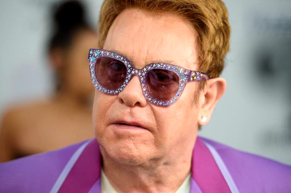 Elton John : déjà anobli par la Reine, pourquoi le Prince Charles lui a-t-il donné une médaille ?