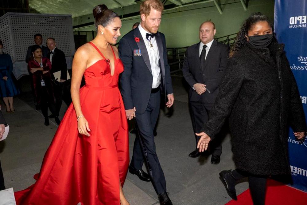 Meghan Markle est de retour sur le tapis rouge dans une robe moulante - attention !