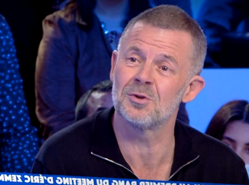 "Je n'ai pas de problème avec les Arabes" : Eric Naulleau se justifie en direct dans TPMP après s'être fait remarquer lors du rassemblement d'Eric Zemmour