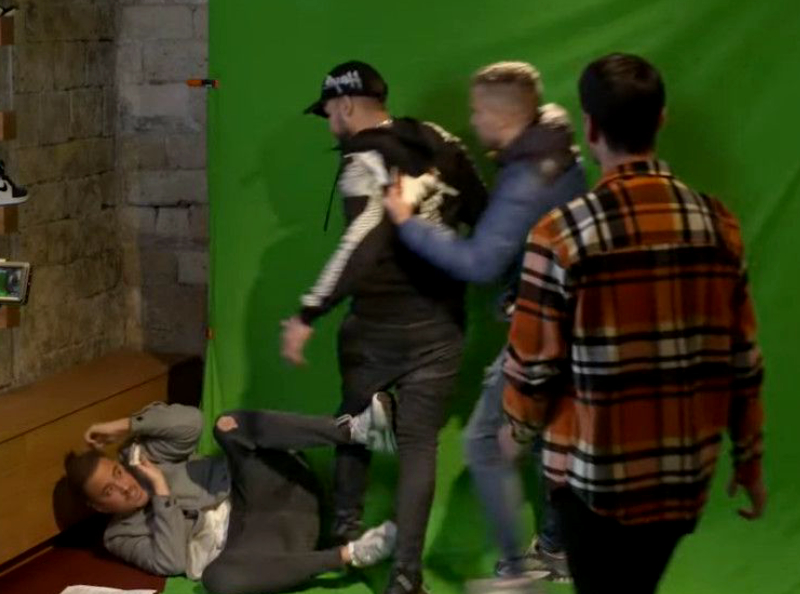 Un ancien chroniqueur de "TPMP" a fait un gros dérapage pendant le tournage d'une caméra cachée : grosse gifle et coup de pied, un célèbre rappeur est prêt à lui mettre une raclée !