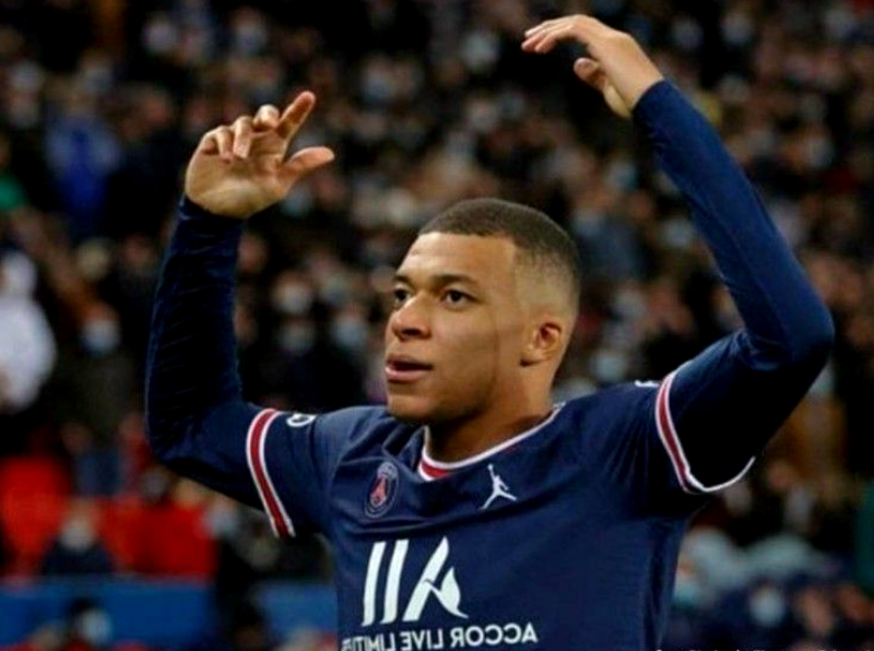 Kylian Mbappé : sa romance avec la petite-fille de Johnny Hallyday, Emma Smet, est-elle trop gênante pour sa carrière ?