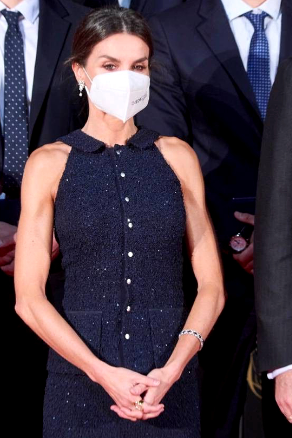 A 49 ans, Letizia d'Espagne dévoile ses bras ultra-musclés dans une robe sans manches... Impressionnant !