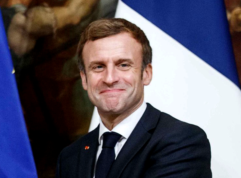 Emmanuel Macron est apparenté à une star de la télévision : L'animateur fait des confidences sur sa situation familiale !