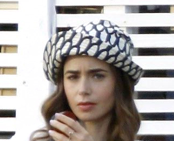 "Je te pardonne" : quand Lily Collins (Emily à Paris) parle de son célèbre père Phil Collins