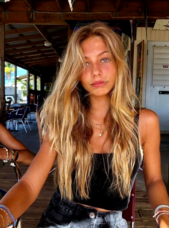 Jean-Paul Belmondo : sa fille de 18 ans, Stella, prévoit de tout quitter pour aller vivre à l'étranger - la raison pourrait vous surprendre !