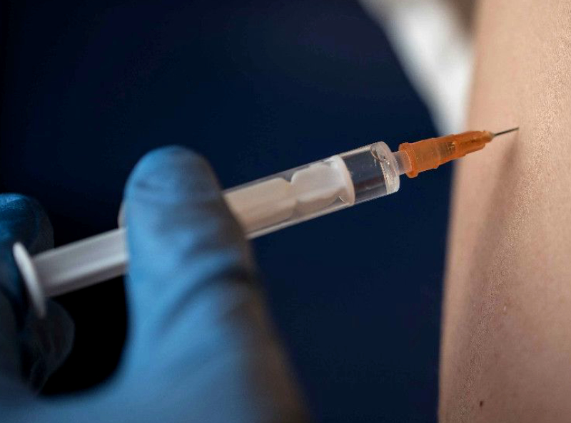 Après Patrick Bruel, c'est au tour d'un des chanteurs français les plus emblématiques de s'attaquer aux anti-vaccins en les accusant de "grossir les cimetières" !