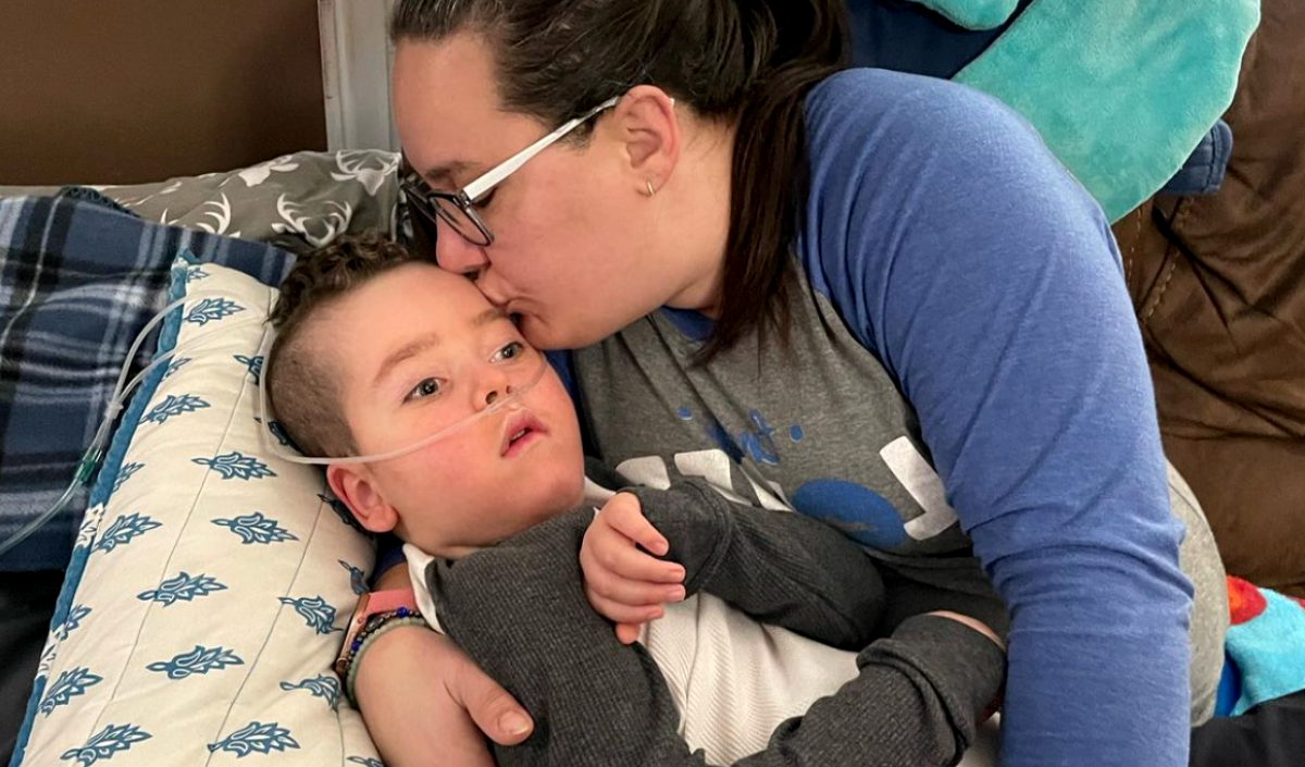 Whitney Frost dévastée : le fils de la tictocéphale meurt des suites d'une terrible maladie