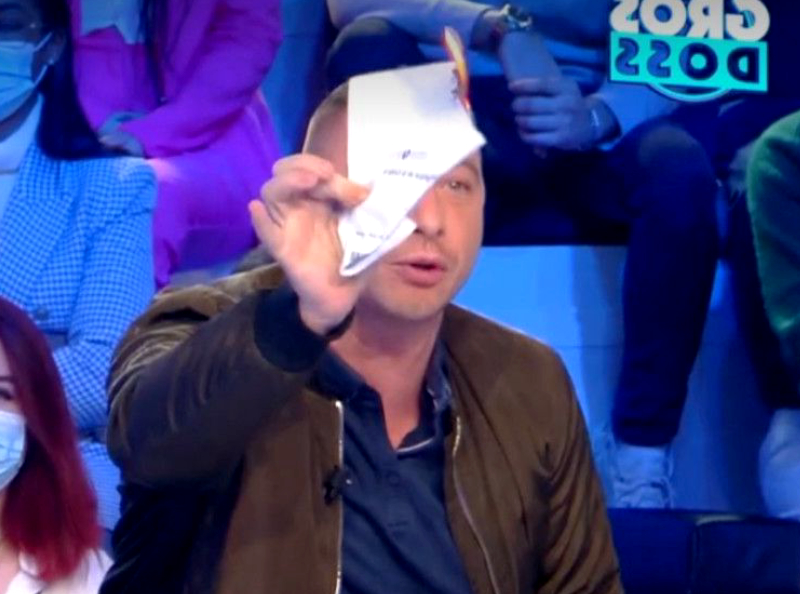 En plein direct de "TPMP", Oliv Oliv brûle son passeport sanitaire et Twitter explose !