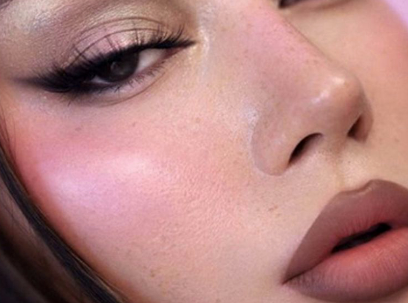 Maquillage : Ombres à blush : Pourquoi cette nouvelle façon d'appliquer le blush fait un tabac sur TikTok