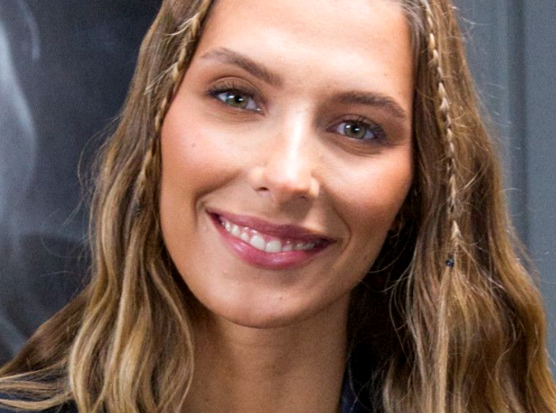 L'ancienne Miss France, Camille Cerf, nue dans son étrange baignoire