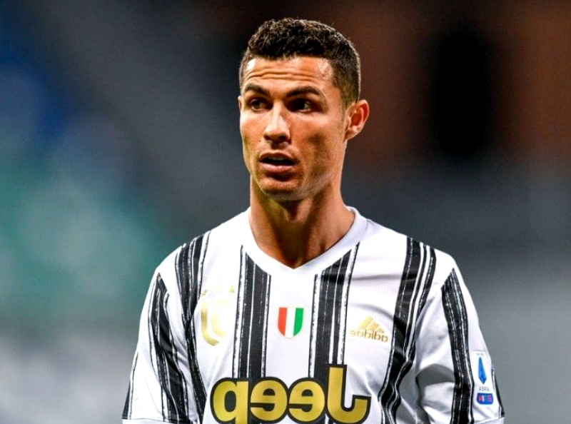 Cristiano Ronaldo à la plage dans un minuscule maillot de bain ? le footballeur ne cache presque rien !