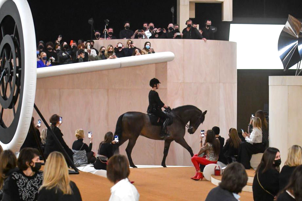 Fashion Week : Charlotte Casiraghi fait son entrée chez Chanel et épate Dimitri Rassam et Carole Bouquet !