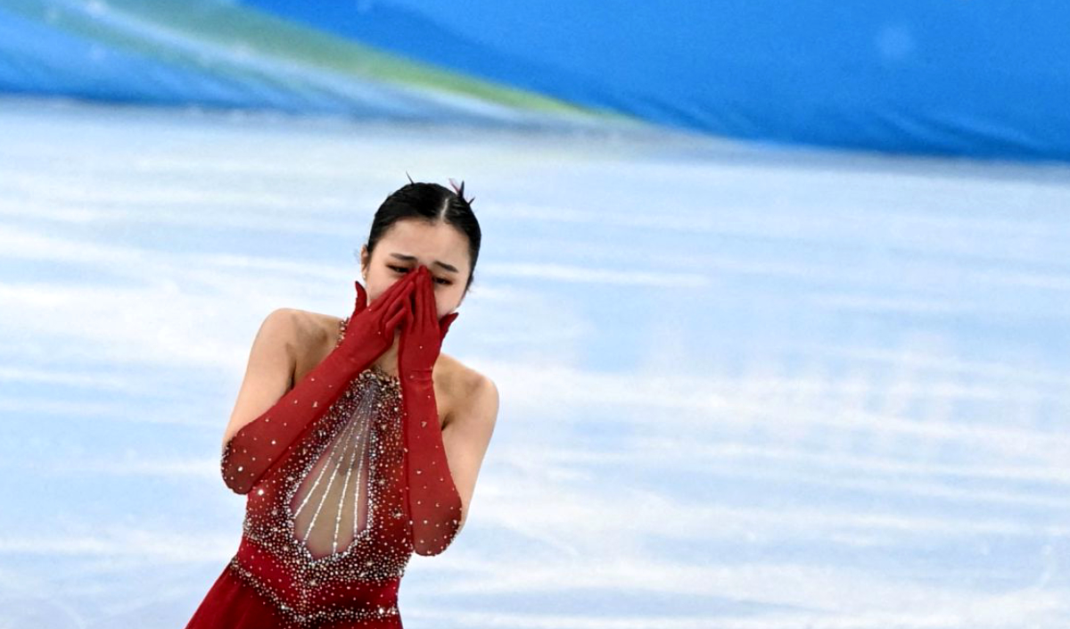 Jeux olympiques de Pékin 2022 : une patineuse artistique en pleurs après deux chutes, elle est la cible d'attaques violentes