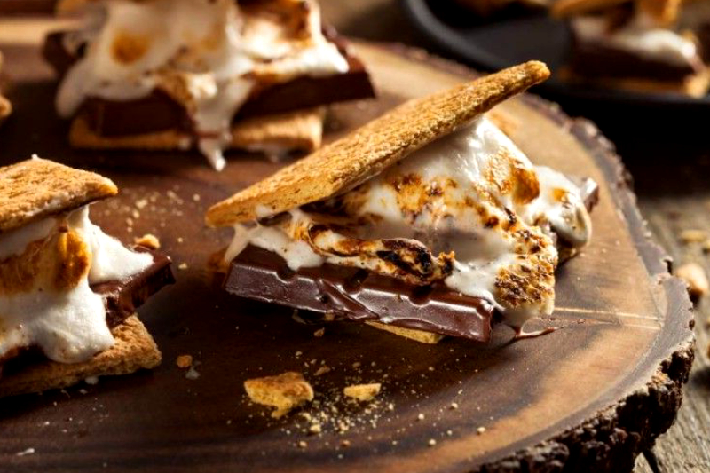 Recette S'more : ce délicieux sandwich aux biscuits au chocolat et aux marshmallows apporte une méga-dose de réconfort !