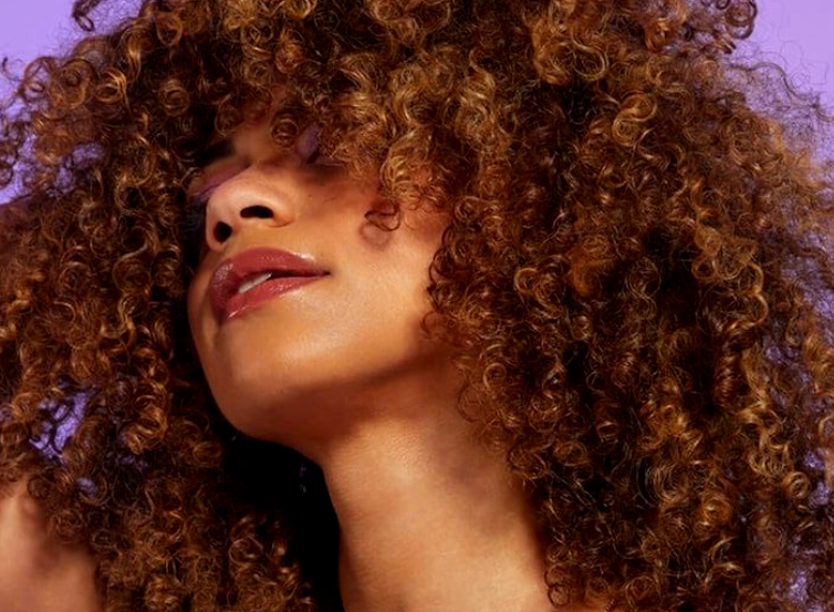 Baume, masque, crème de définition... les meilleurs soins pour les cheveux bouclés et frisés