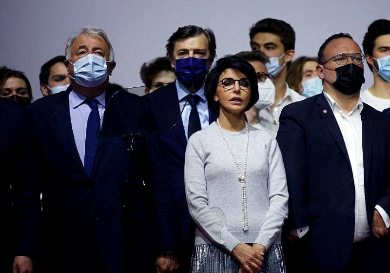 Impuissante au milieu d'une manifestation de Valérie Pécresse, et la seule sans masque ... Rachida Dati aux pieds nus !