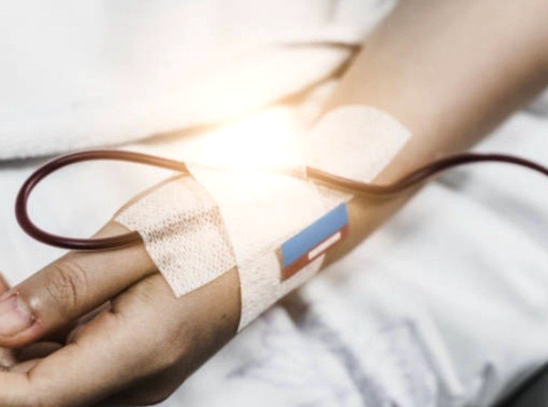 Elle s'effondre en raison de douleurs dorsales et se réveille à l'hôpital avec des membres amputés.