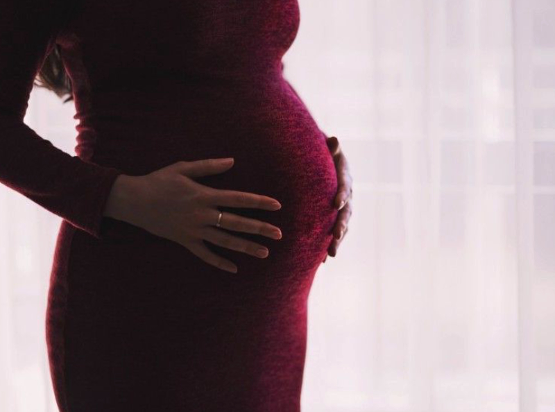 Une femme enceinte est poignardée par son partenaire, prend une décision radicale et se jette par la fenêtre