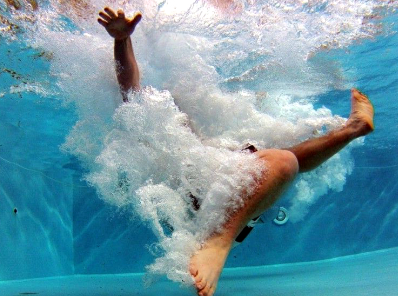 Une fillette de 9 ans se noie subitement parce que ses cheveux sont restés coincés dans le système de filtration d'une piscine