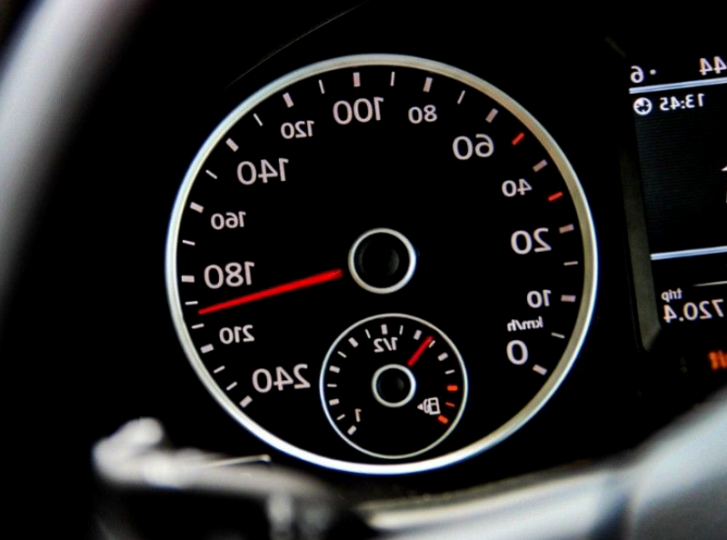 À seulement 15 ans, il est arrêté sur l'autoroute à plus de 170 km/h, son père est assis à côté de lui sur le siège du passager.