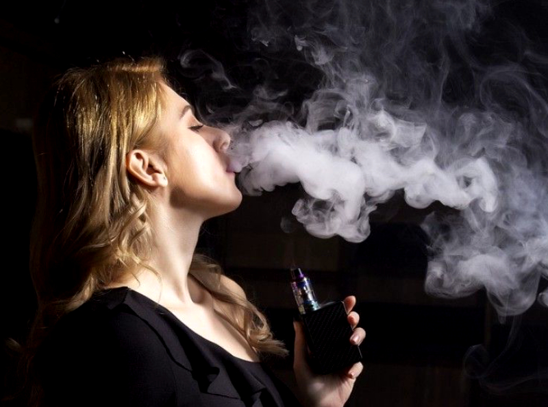 A 38 ans, elle couche avec des élèves pour des cigarettes électroniques