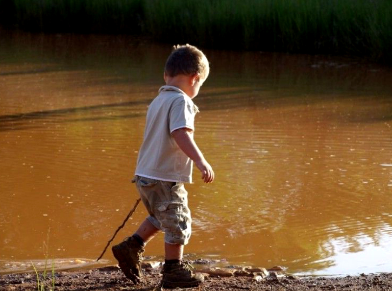 Logan, 5 ans, jeté dans une rivière après avoir été battu à mort par sa mère, son conjoint et un adolescent de 14 ans.
