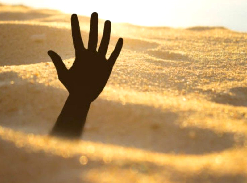 Il sauve son fils de la noyade et se retrouve coincé dans des sables mouvants.
