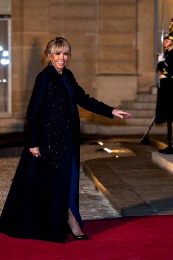 Brigitte Macron : cette robe de gala XXL fendue lui donne du fil à retordre sur les marches de l'Élysée... Son mari Emmanuel Macron vient à son secours !
