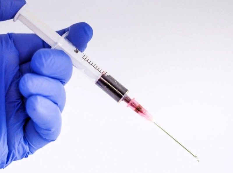 Il utilise une seringue pour infecter la nourriture de trois magasins avec son propre sang.